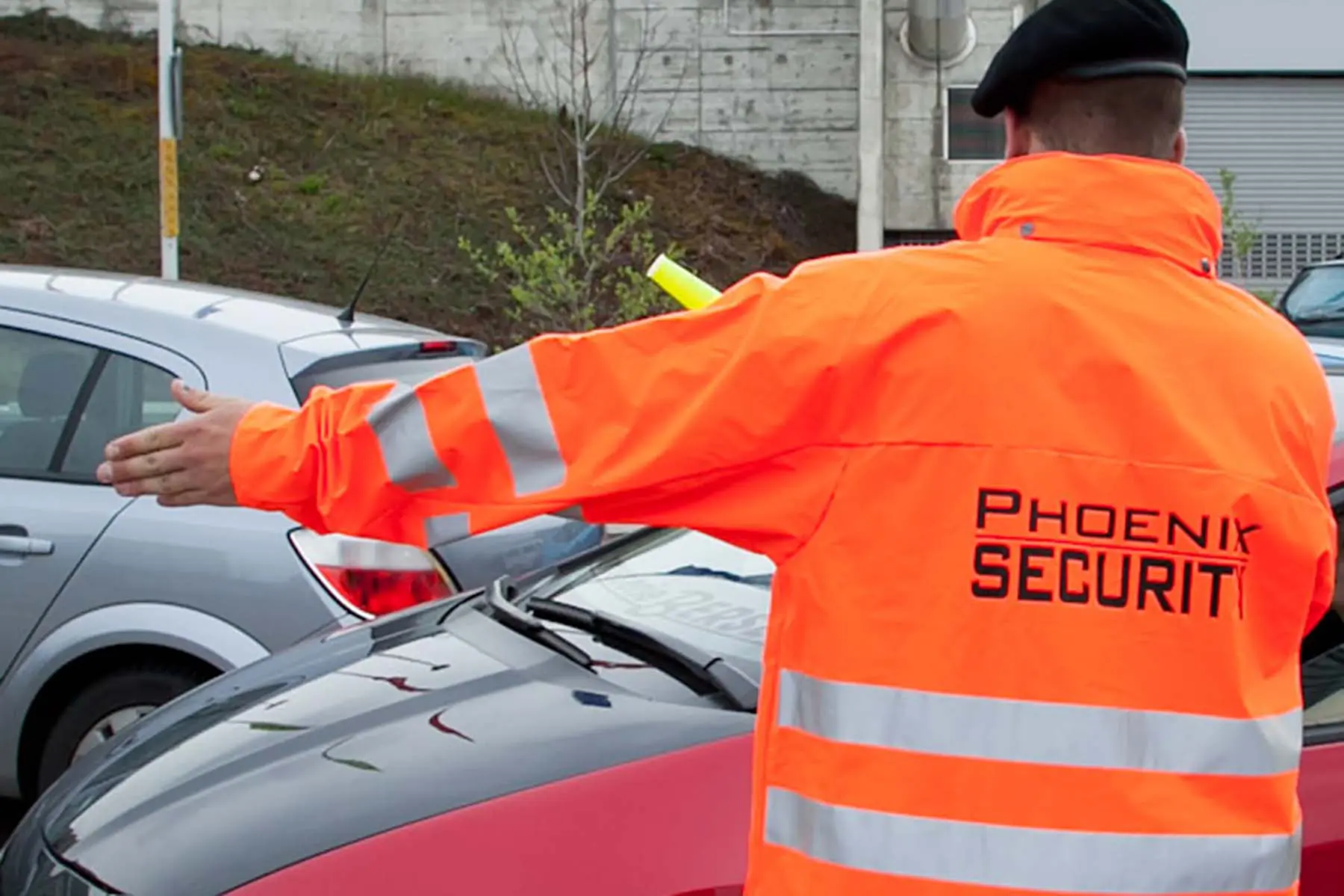 Agent de sécurité qui fait la circulation